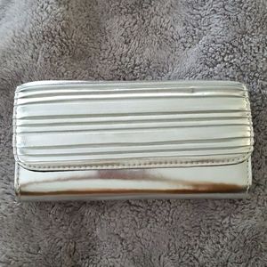 《 Metallic Silver Clutch 》